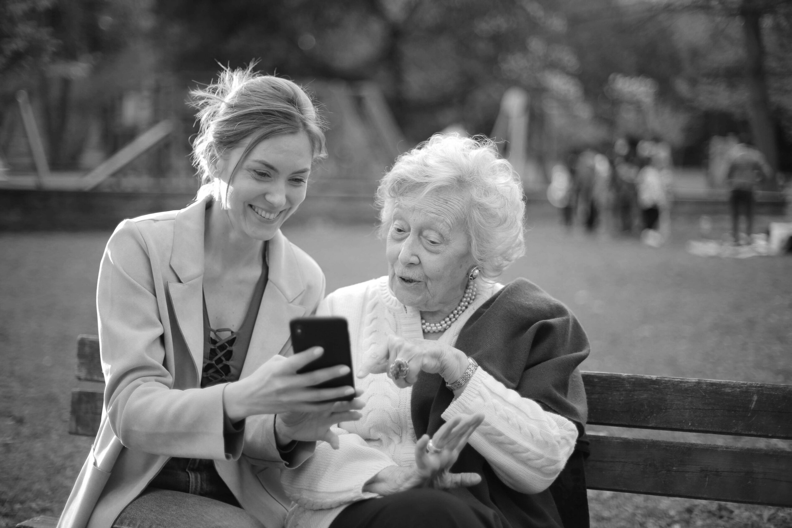 personne âgée et jeune devant smartphone